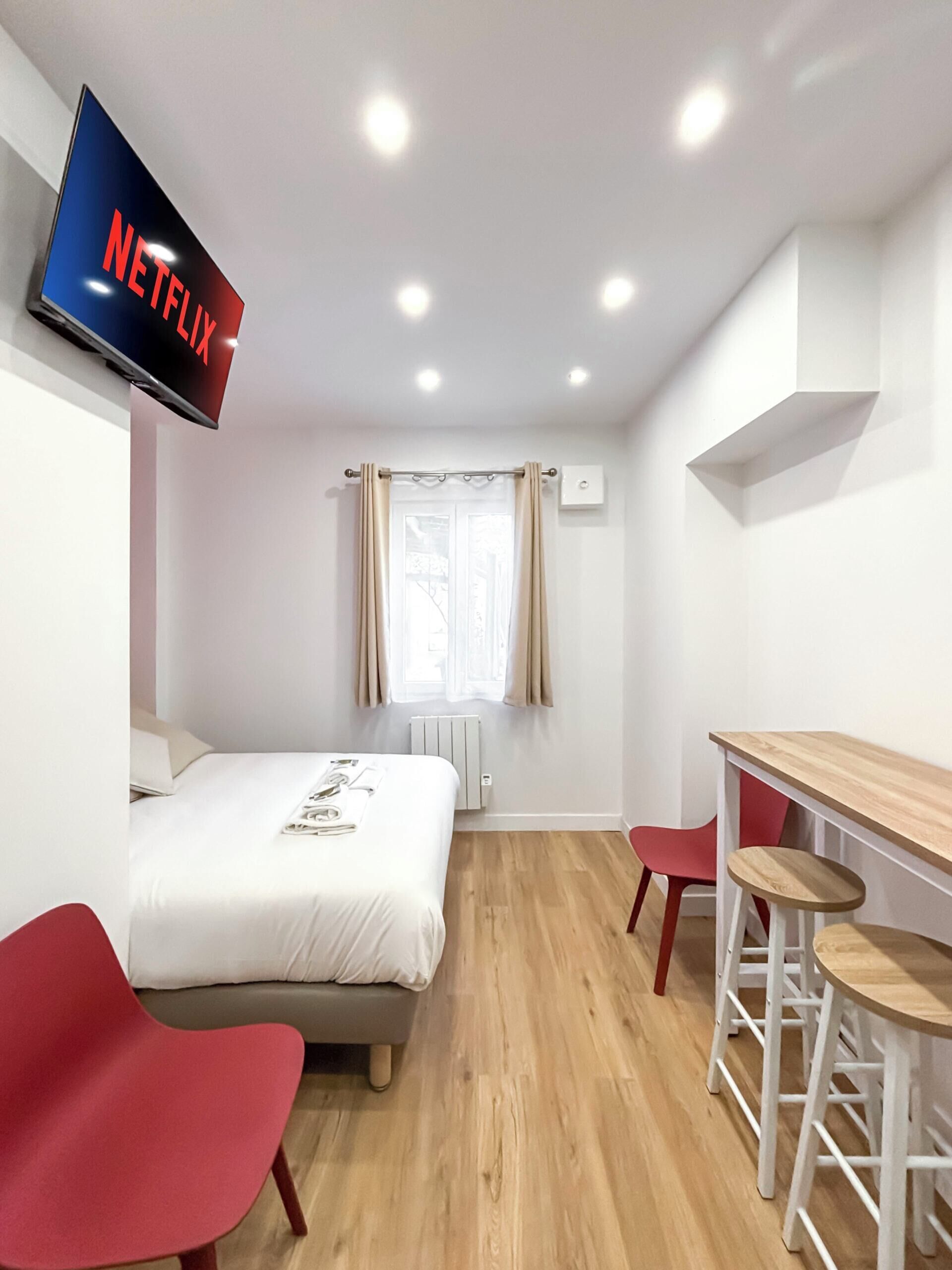 Een strijkplank/strijkijzer, gratis wifi, beddengoed