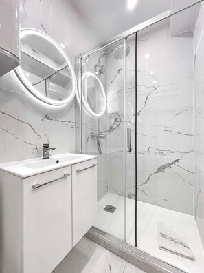 Douche, sèche-cheveux, serviettes fournies