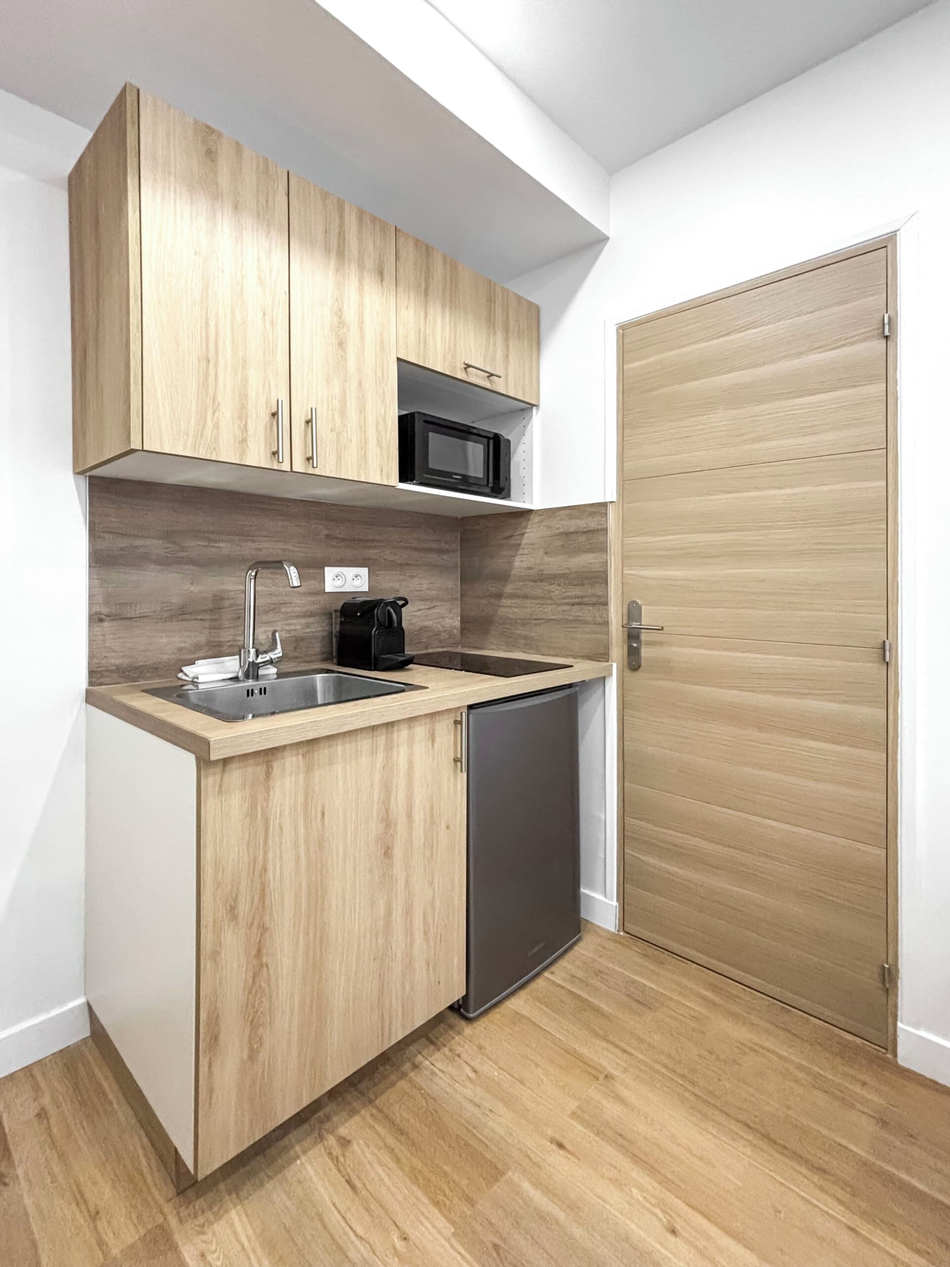 雪櫃、微波爐、咖啡機/沖茶器、廚房用具/餐具/器皿