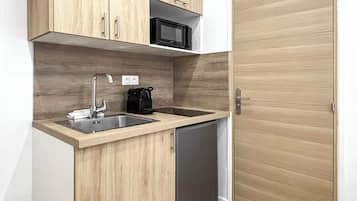 雪櫃、微波爐、咖啡機/沖茶器、廚房用具/餐具/器皿