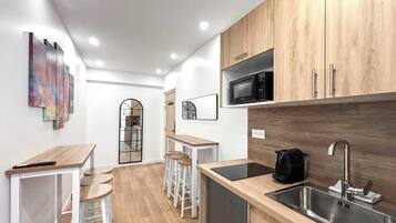 Kühlschrank, Mikrowelle, Wasserkocher mit Kaffee-/Teezubehör