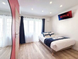 Iron/ironing board, free WiFi, bed sheets - Hoche C 103 - Studio Apartment, Sleeps 2 (Paris)