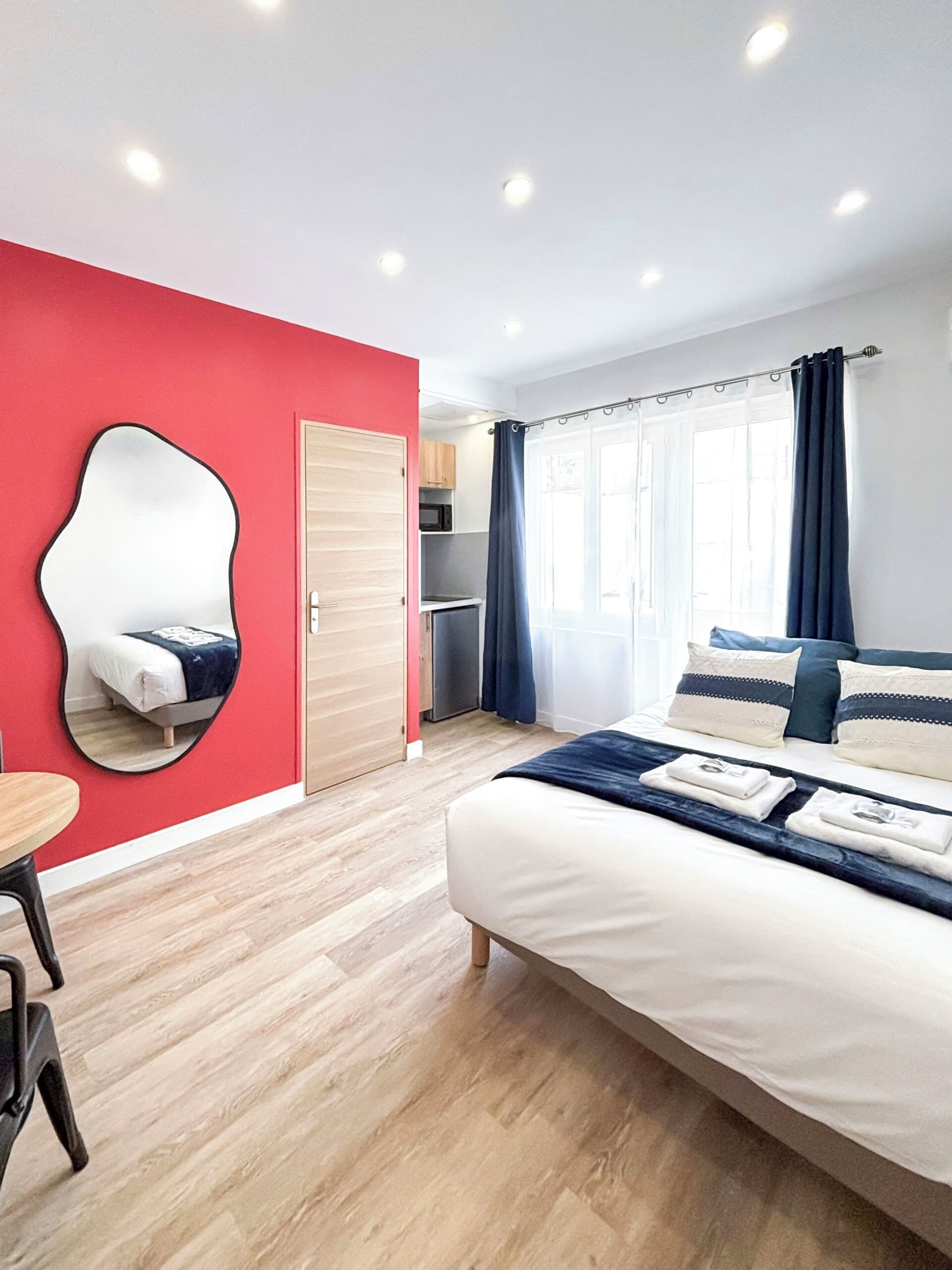 Tabla de planchar con plancha, wifi gratis, ropa de cama