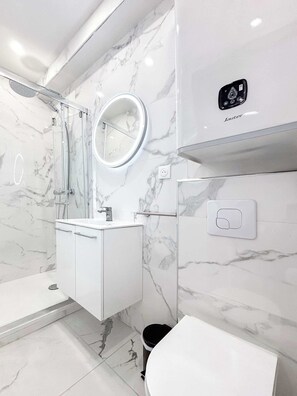 Shower, hair dryer, towels - Hoche C 103 - Studio Apartment, Sleeps 2 (Paris)