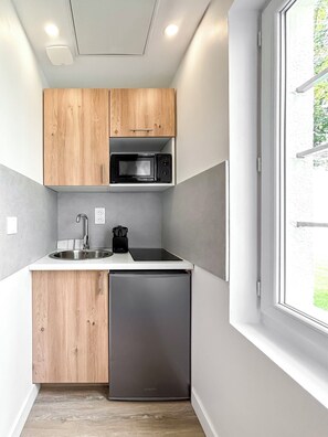 Fridge, microwave, coffee/tea maker, cookware/dishes/utensils - Hoche C 103 - Studio Apartment, Sleeps 2 (Paris)