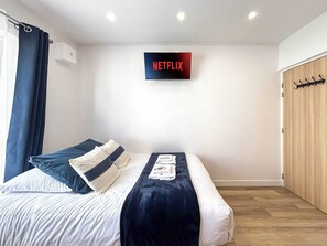 Iron/ironing board, free WiFi, bed sheets - Hoche C 103 - Studio Apartment, Sleeps 2 (Paris)