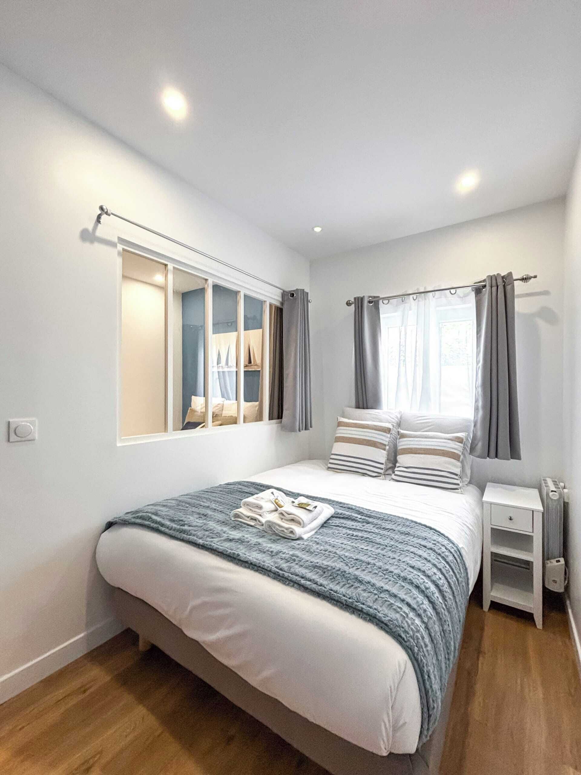 Fer et planche à repasser, Wi-Fi gratuit, draps fournis