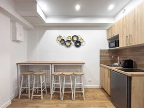 ثلاجة، ميكروويف، ماكينة لصنع القهوة/الشاي، مست لزمات طهي/أطباق/أوعية