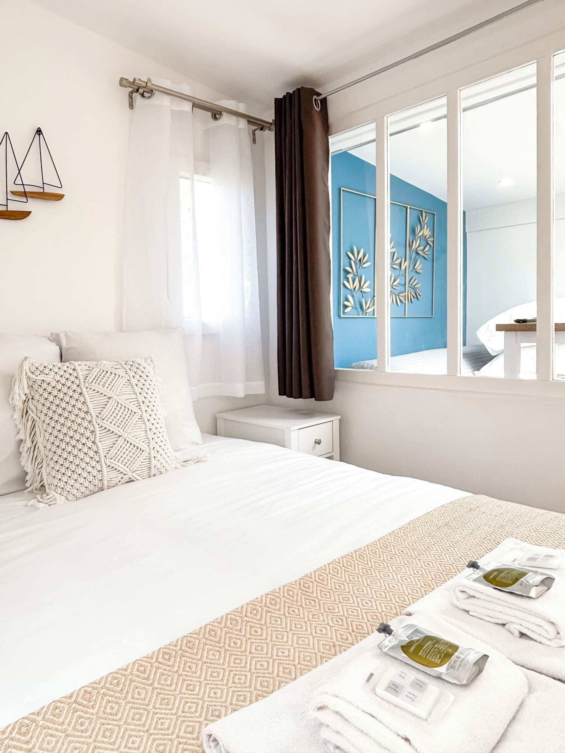 Iron/ironing board, free WiFi, bed sheets