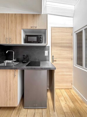 Refrigerador, microondas, cafetera y tetera y utensilios de cocina 