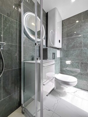 Regadera, secadora de cabello, toallas 