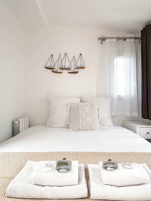 Tabla de planchar con plancha, wifi gratis y ropa de cama 