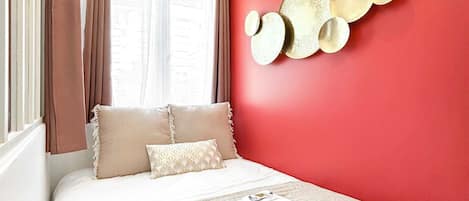 Tabla de planchar con plancha, wifi gratis y ropa de cama