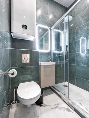 Douche, séchoir à cheveux, serviettes fournies
