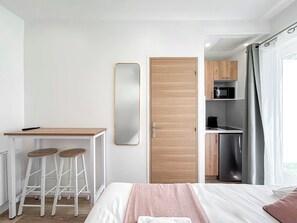 Een strijkplank/strijkijzer, gratis wifi, beddengoed