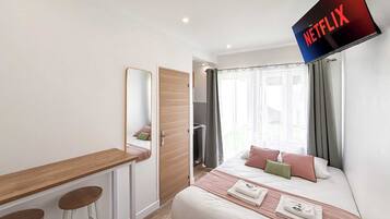 Tabla de planchar con plancha, wifi gratis y ropa de cama