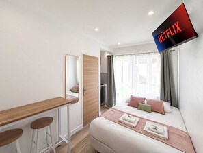 Tabla de planchar con plancha, wifi gratis y ropa de cama 