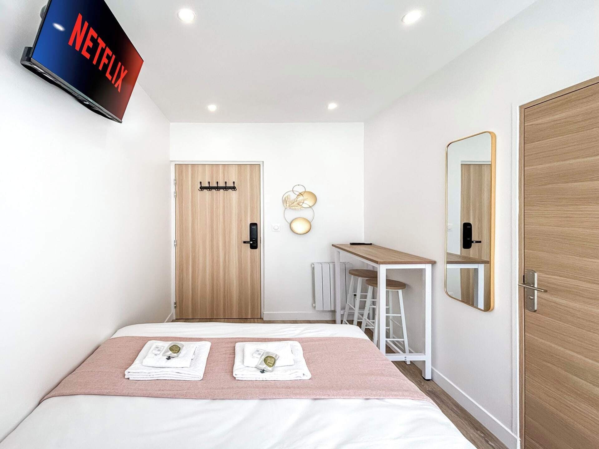 Fer et planche à repasser, Wi-Fi gratuit, draps fournis