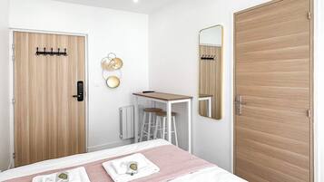 Tabla de planchar con plancha, wifi gratis y ropa de cama