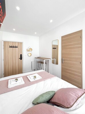 Tabla de planchar con plancha, wifi gratis y ropa de cama 