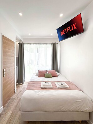 Tabla de planchar con plancha, wifi gratis y ropa de cama 