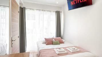 Tabla de planchar con plancha, wifi gratis y ropa de cama