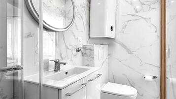 Ducha, secador de pelo, toallas