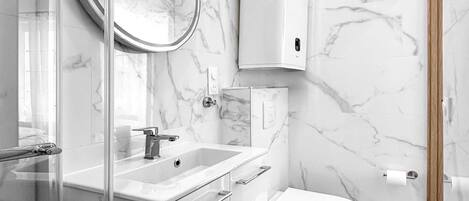 Shower, hair dryer, towels