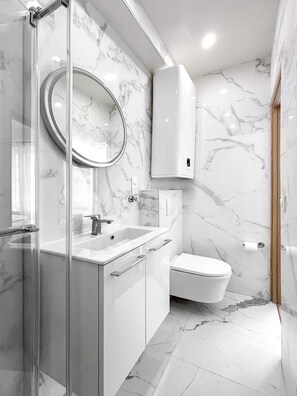 Ducha, secador de pelo, toallas