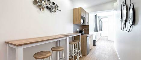 Een koelkast, een microgolfoven, een koffiezetapparaat/waterkoker