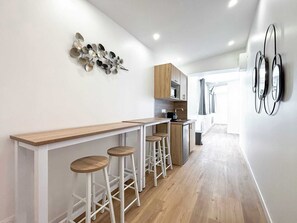 Frigorífico, microondas, cafetera o tetera y utensilios de cocina