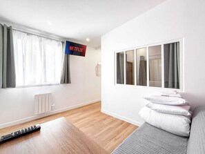 TV - Hoche C 113 - Two Bedroom Apartment, Sleeps 6 (Paris)