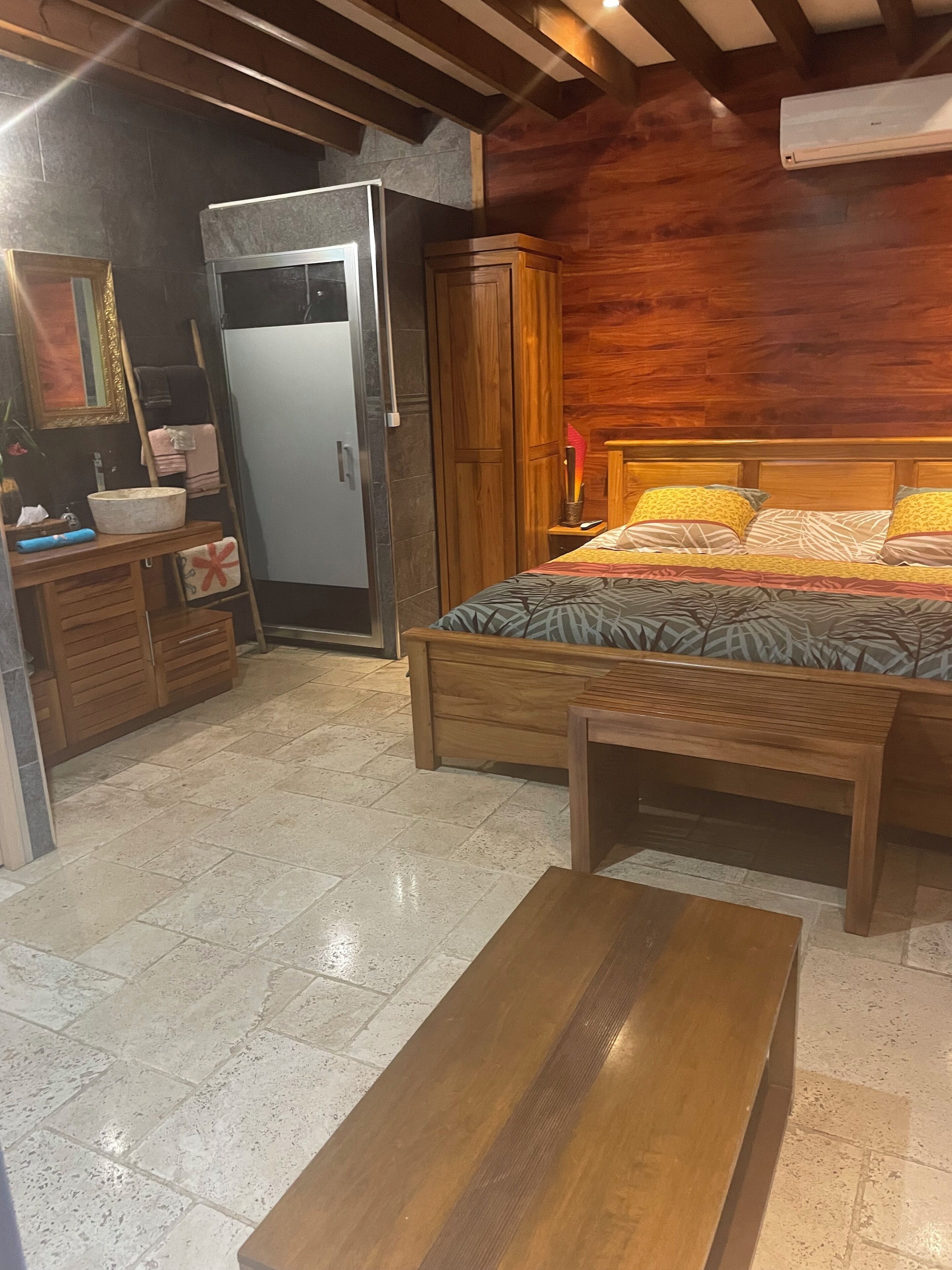 2 多间卧室、熨斗/熨衣板、上网接入、床单