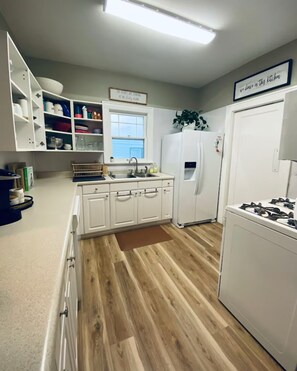 Private kitchen - Cherry Street Bungalow- Walk to Everything! (Tulsa)