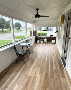 Interior - Cherry Street Bungalow- Walk to Everything! (Tulsa)