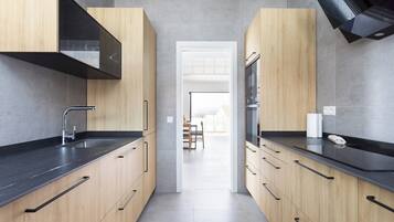 Een microgolfoven, een oven, een kookplaat, een vaatwasser