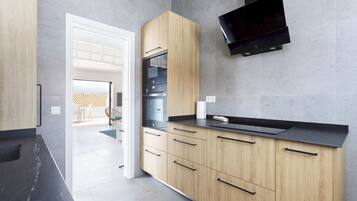 Een microgolfoven, een oven, een kookplaat, een vaatwasser