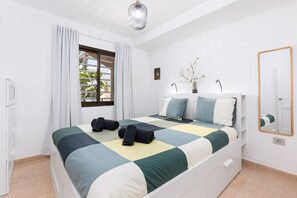 1 slaapkamer, een strijkplank/strijkijzer, wifi, beddengoed