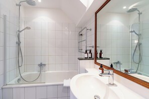 Comfort Duplex, River View | Bathroom | Hair dryer, towels, soap, shampoo - Residenz am Hostentor (Lübeck)
