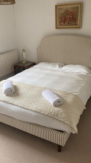 2 bedrooms, internet, bed sheets