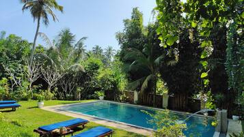 Außenpool, Liegestühle