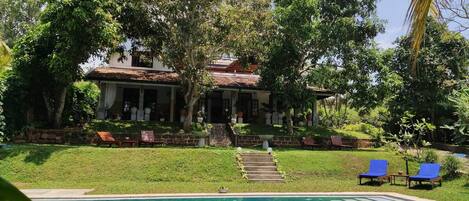 Piscina externa, espreguiçadeiras