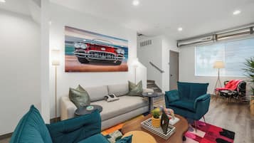 Smart TV, videogiochi, libri, biblioteca musicale