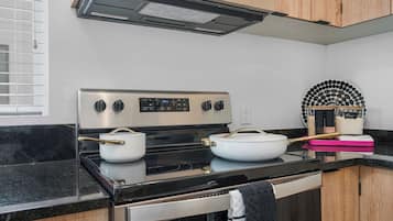 Frigorifero, microonde, forno, piano cottura