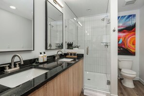 Dusche, umweltfreundliche Kosmetikartikel, Haartrockner, Handtücher