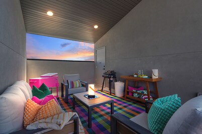 Luxe Design Haus - Private Rooftop Patio & Garage