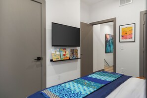 2 quartos, ferros/tábuas de passar roupa, berço de viagem