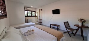 Habitación triple Deluxe, varias camas | Tabla de planchar con plancha, wifi gratis, ropa de cama