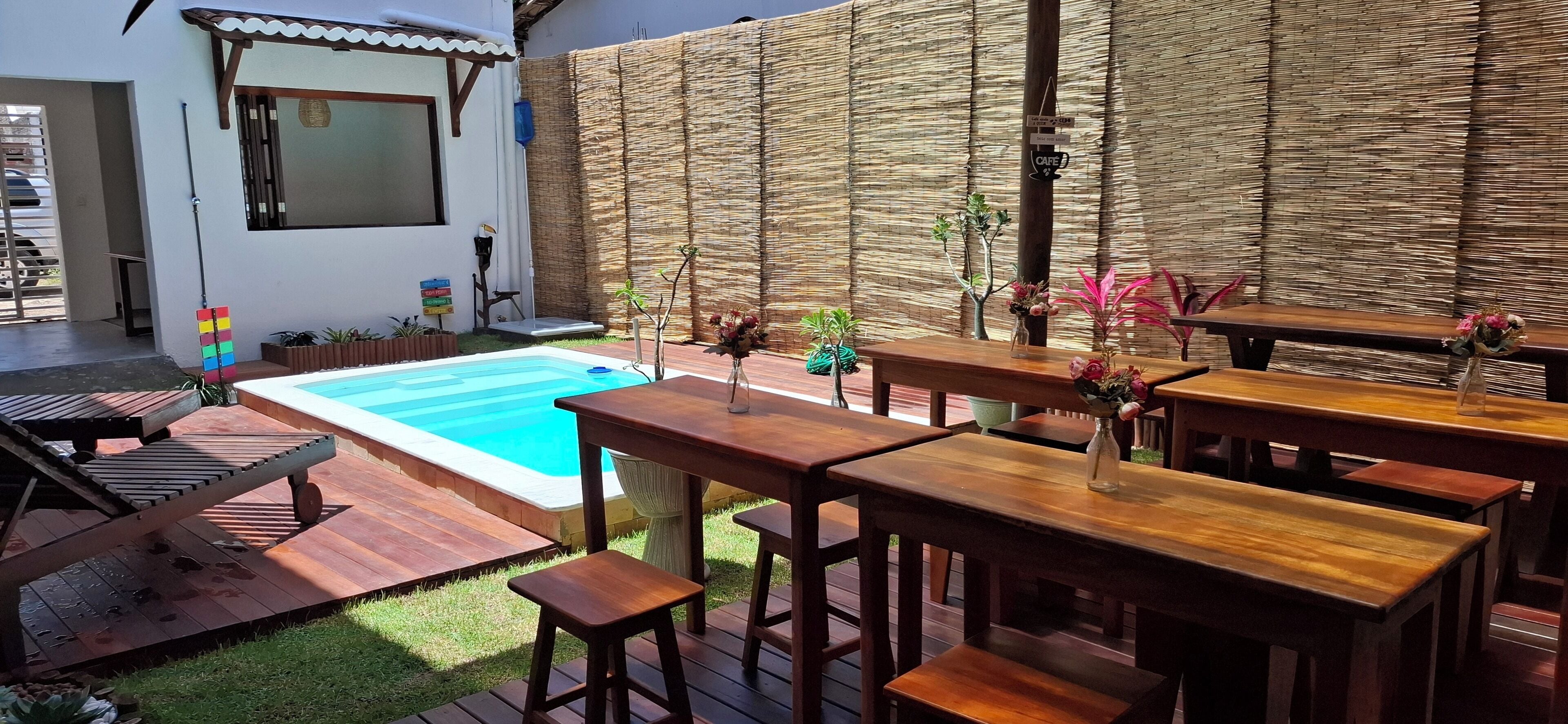 Piscina externa, funciona das 9h às 20h, espreguiçadeiras