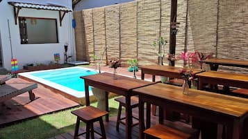 Piscina externa, funciona das 9h às 20h, espreguiçadeiras